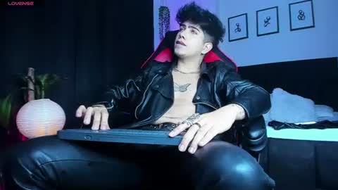 Snapshot of lylebennett_ chatting on July 1, 10:39 am Lyle Bennett Freelance Model online show from July 1, 10:39 am