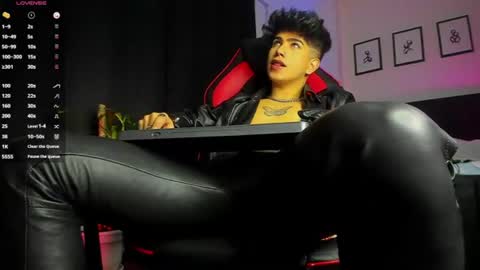 Snapshot of lylebennett_ chatting on July 17, 3:39 pm Lyle Bennett Freelance Model online show from July 17, 3:39 pm