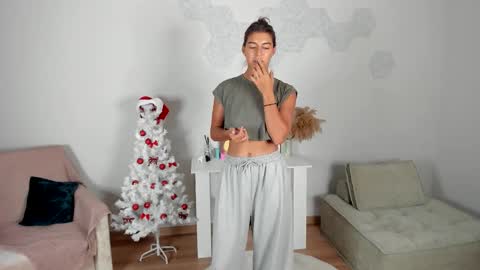  LYNN  online show from December 20, 6:09 am