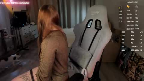 lynne_dawson online show from April 19, 3:33 pm