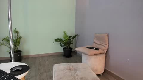 lynnsam_ online show from February 8, 1:11 am