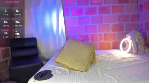 Snapshot of maax_taylor01 chatting on December 2, 11:23 am online show from December 2, 11:23 am