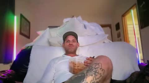 Snapshot of mackincaliallday chatting on October 27, 10:08 am MackinCaliAllDay online show from October 27, 10:08 am