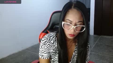 Snapshot of madam_klauss chatting on January 5, 10:13 pm EMILY online show from January 5, 10:13 pm