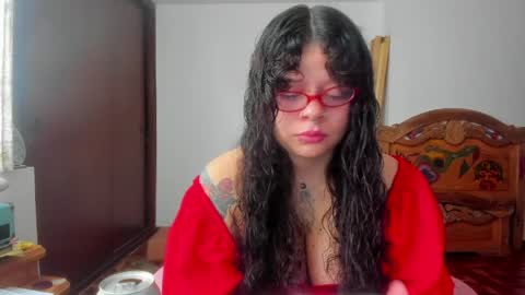 Snapshot of madam_sativa chatting on May 1, 3:38 pm di online show from May 1, 3:38 pm