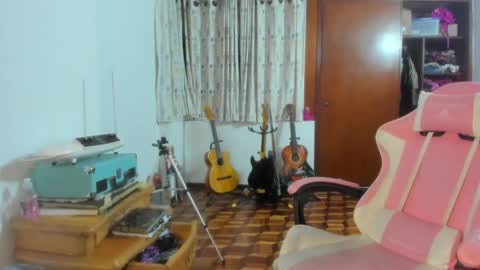 Snapshot of madam_sativa chatting on May 16, 2:41 am di online show from May 16, 2:41 am