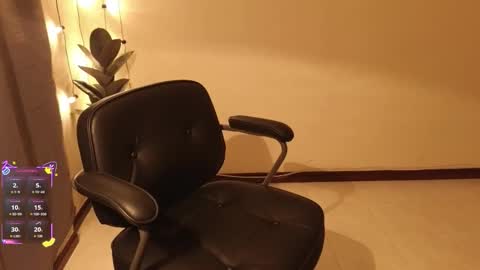 Snapshot of madame_lia chatting on December 14, 9:58 am Madame La online show from December 14, 9:58 am