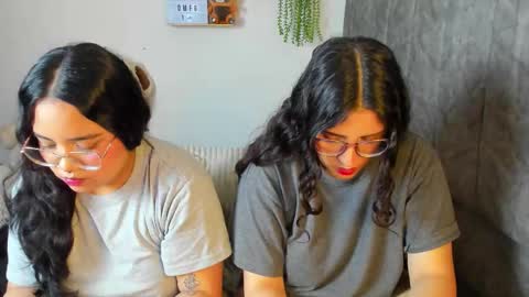 Maddie and Chelsea online show from January 6, 4:32 pm