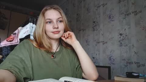 Snapshot of maddiecager chatting on March 1, 7:21 am Emma online show from March 1, 7:21 am