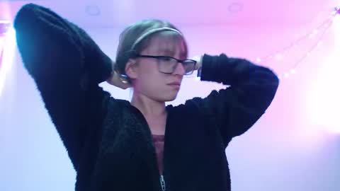 Snapshot of maddy_14 chatting on December 16, 8:58 pm Maddy UwU online show from December 16, 8:58 pm