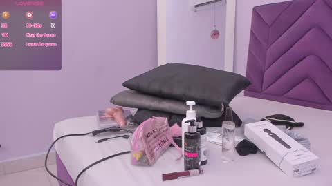 Snapshot of maddyjohnsonn chatting on December 29, 3:54 am maddyjohnsonn online show from December 29, 3:54 am