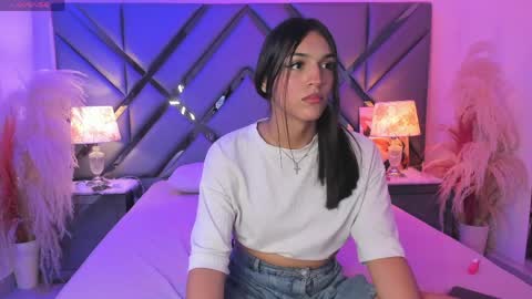 Snapshot of madisonherrera chatting on June 6, 6:12 pm Maddi online show from June 6, 6:12 pm