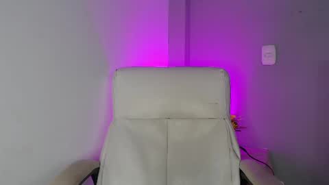 Snapshot of madissonkay chatting on July 11, 6:54 pm online show from July 11, 6:54 pm