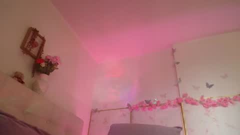 madysson__js_ online show from June 19, 2:21 pm