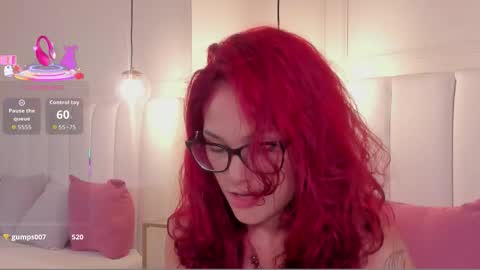 Mae Lyra online show from December 15, 8:07 am