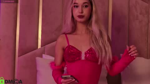 Snapshot of maevedream chatting on November 14, 7:23 pm M. online show from November 14, 7:23 pm