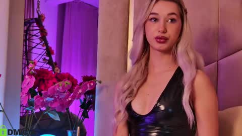 Snapshot of maevedream chatting on November 26, 7:37 pm M. online show from November 26, 7:37 pm