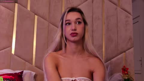 Snapshot of maevedream chatting on December 14, 7:29 pm M. online show from December 14, 7:29 pm