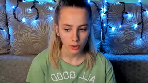 Maggie online show from December 14, 1:33 am