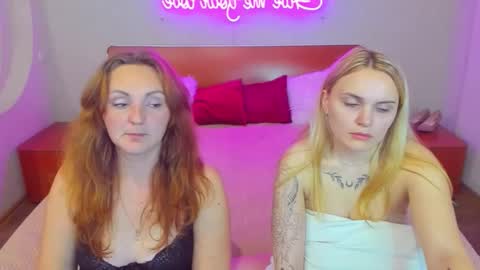 Lili and Bella online show from November 4, 7:02 pm