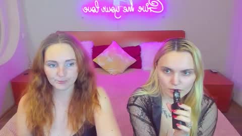 Lili and Bella online show from December 5, 6:26 pm
