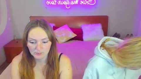 Snapshot of magiceyess chatting on January 18, 6:44 pm Lili and Bella online show from January 18, 6:44 pm