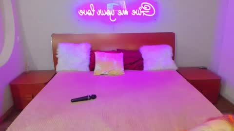 Snapshot of magiceyess chatting on February 8, 6:11 pm Lili and Bella online show from February 8, 6:11 pm