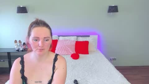 Snapshot of magiceyess chatting on February 25, 7:18 am Lili and Bella online show from February 25, 7:18 am