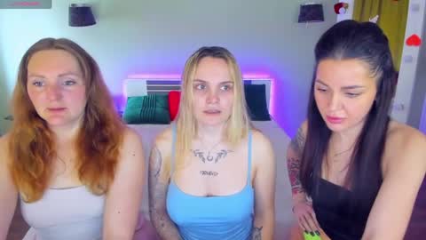 Snapshot of magiceyess chatting on April 22, 6:27 am Lili and Bella online show from April 22, 6:27 am