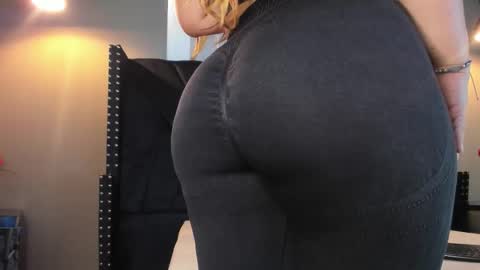 MAHIA online show from December 3, 1:31 pm