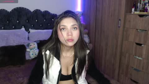 Snapshot of maiaa_evans chatting on December 23, 2:45 am    t  online show from December 23, 2:45 am