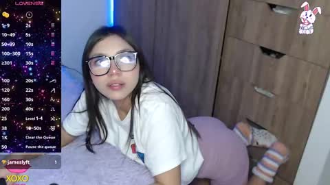 Snapshot of maiaa_evans chatting on March 5, 2:03 am    t  online show from March 5, 2:03 am