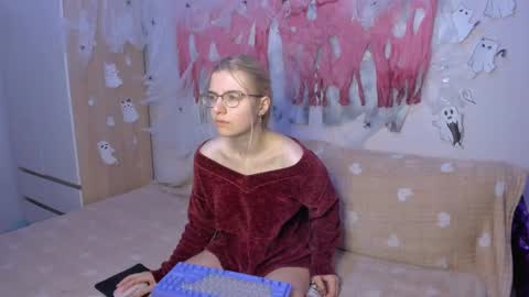 Your kitty online show from December 3, 2:25 am