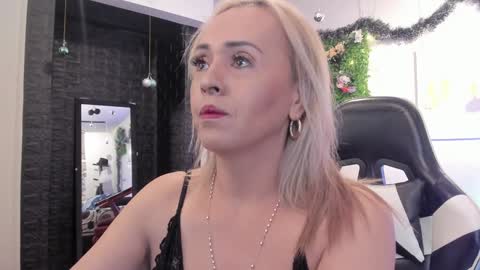 Snapshot of mailyn_jung_ chatting on January 4, 11:11 am Carolina Barrantes Munera online show from January 4, 11:11 am