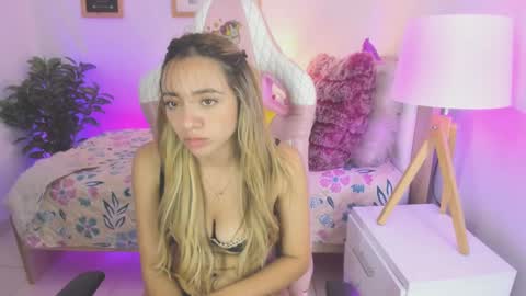 Snapshot of majo_gomez chatting on February 19, 6:21 pm Majo online show from February 19, 6:21 pm