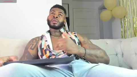 Snapshot of makonneen chatting on May 27, 11:02 pm Makonnen online show from May 27, 11:02 pm