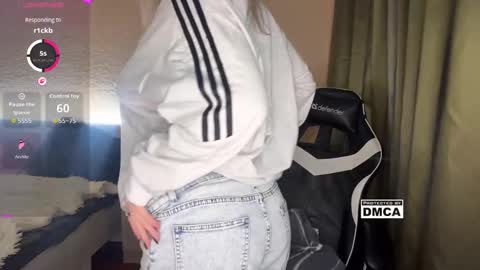 maksisisia online show from November 18, 5:39 pm