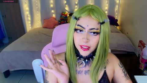 Snapshot of maliciaxpoison chatting on May 18, 4:07 am maliciaxpoison online show from May 18, 4:07 am