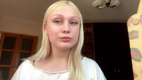 Snapshot of malisaskovira chatting on May 18, 2:34 pm Mel online show from May 18, 2:34 pm