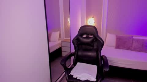 M A L U online show from December 20, 2:29 am