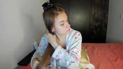 instagram  nueela   online show from January 3, 11:33 pm