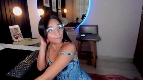 manelyk_evanss online show from May 27, 6:16 pm