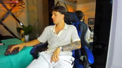 Snapshot of manuelr77 chatting on April 18, 5:00 am Manuel online show from April 18, 5:00 am