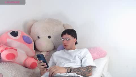 Snapshot of manuelr77 chatting on May 15, 11:01 pm Manuel online show from May 15, 11:01 pm