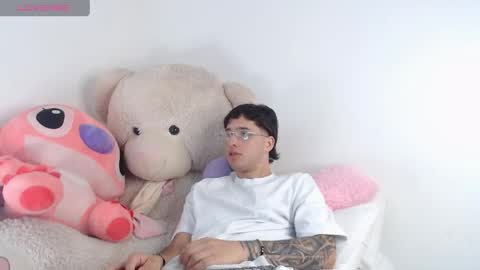 Snapshot of manuelr77 chatting on May 15, 11:23 pm Manuel online show from May 15, 11:23 pm