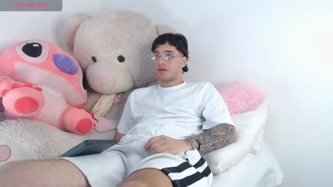 Snapshot of manuelr77 chatting on May 16, 12:18 am Manuel online show from May 16, 12:18 am