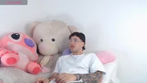 Snapshot of manuelr77 chatting on May 16, 12:29 am Manuel online show from May 16, 12:29 am