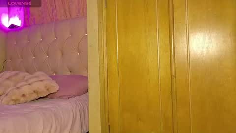 Snapshot of manumeow_ chatting on June 25, 12:32 am Manu online show from June 25, 12:32 am