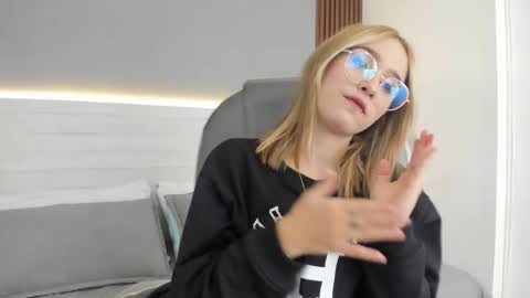 Snapshot of mara_33 chatting on December 16, 8:14 pm mara_33 online show from December 16, 8:14 pm