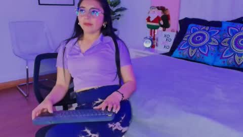 Snapshot of mara_wolf01 chatting on December 17, 8:26 pm Mara online show from December 17, 8:26 pm